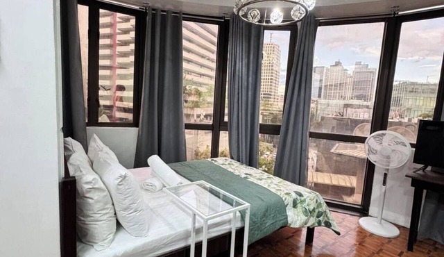Charming overview studio by Greenbelt (Netflix & pool) in Manila
