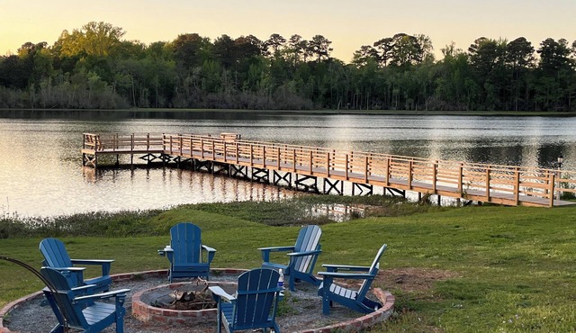 Charming private 4-bedroom house with lake, ingroundpool,dock in Delightful Dunn