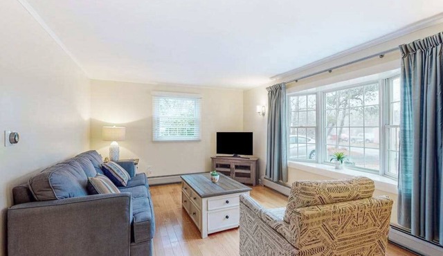 Charming ranch home with fast WiFi, central air conditioning, & a washer/dryer
