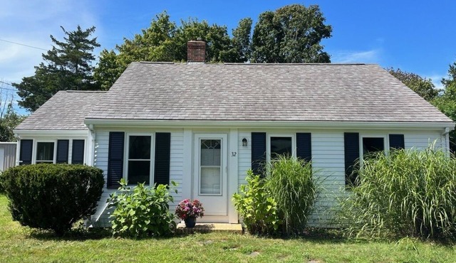 Charming Retreat - Central A/C, Firepit, Walk to Downtown