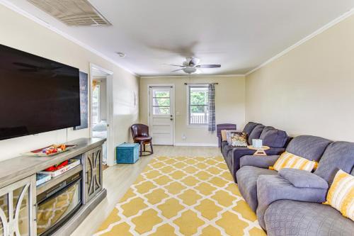 Charming Shallotte Home ~ 4 Mi to Ocean Isle Beach