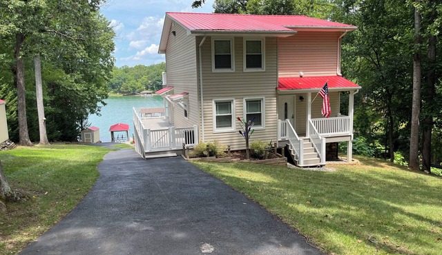 Charming SML lake front 3-bedroom house with WiFi and AC in beautiful Huddleston