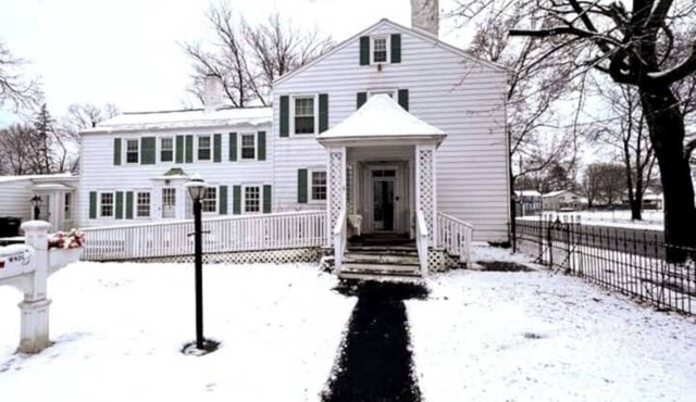 Charming studio in riverfront Troy mansion