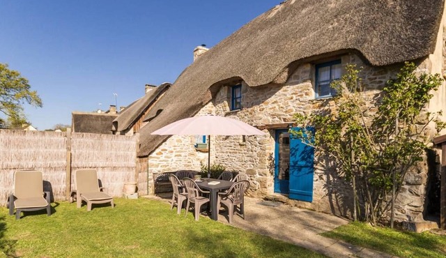 Charming Thatched Cottage in Brière Park, Cozy Fireplace, WiFi, Garden, Close to Guérande in Herbignac