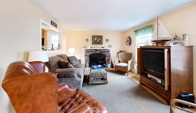 Charming two-story getaway with full kitchen, WiFi, furnished deck & yard