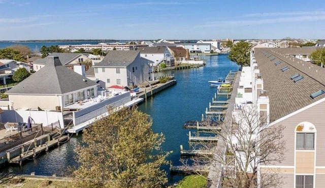 Charming Waterfront Retreat with pool & short stroll to beach!