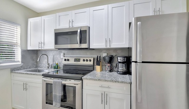 Cheerful 2 bed cottage, East Delray Beach, pets ok, walk to Atlantic