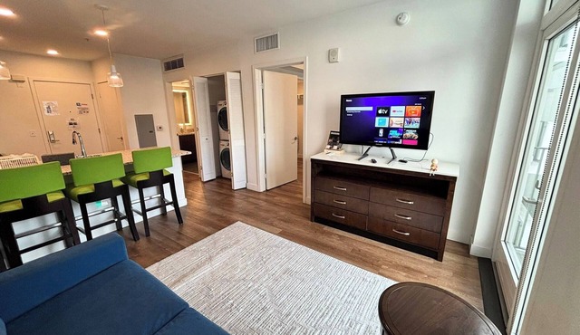 Chic 1BR Apartment w/Balcony Views, Rooftop Lounge, WiFi + AC DTLA/Koreatown