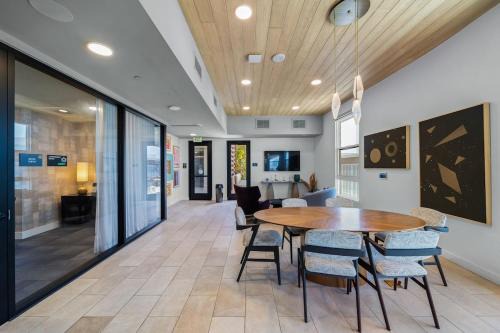 Chic Downtown Stay Walk to Beach