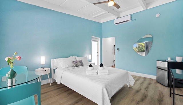 Chic Hotel in Vibrant Miami with Free Pool, WiFi, Coffee and Bagels - BOOK NOW!