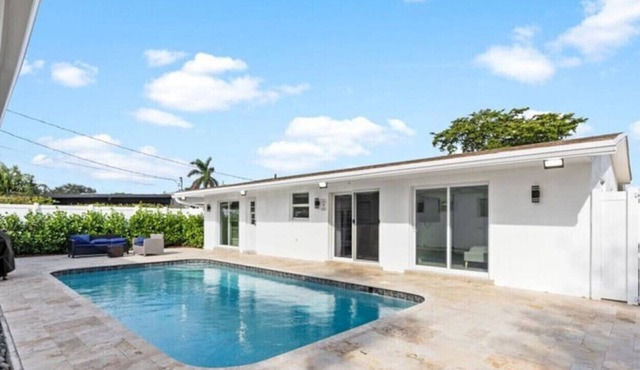 🏖️ Chic Retreat: 3+1BR Getaway with Guest House 🌊