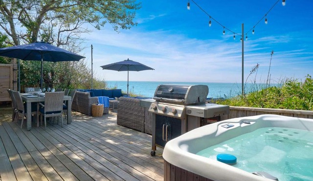 Chic Waterfront Beach House with Hot Tub in Wading River