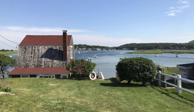 Clean Waterfront Classic Cottage with Private Beach
