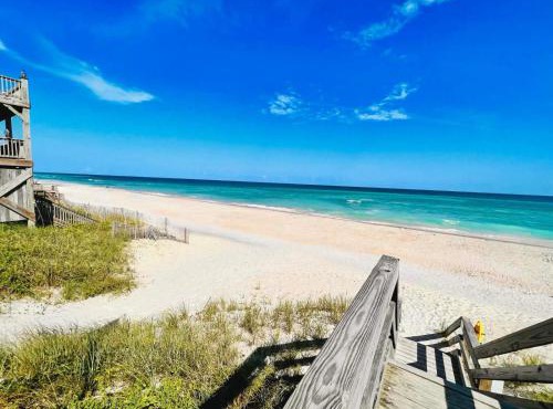Close to Beach - 5BR Coastal Retreat - Sleeps 10
