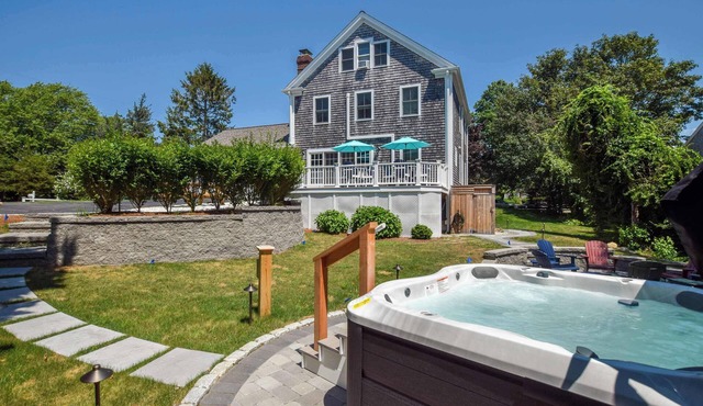 Close to Beach, Fire Pit, and Hot Tub!