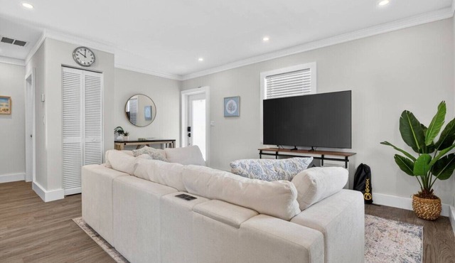 Coastal 2BR | Private Yard | Near Beach & Las Olas