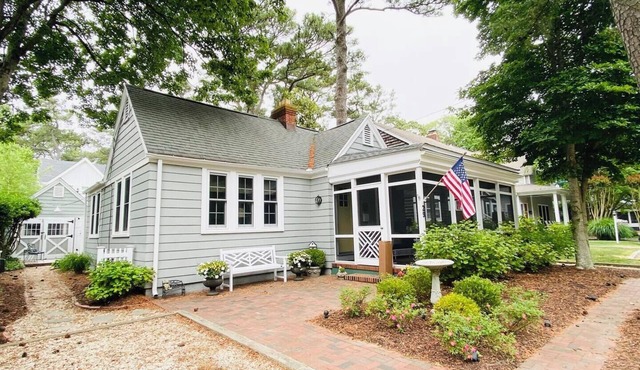 Coastal Charm Awaits: 3-Bed Main House & Cozy Guest House Steps from the Beach!
