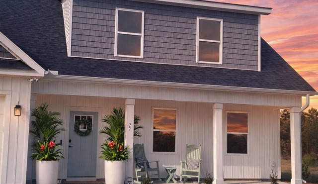 Coastal Elevated Retreat. Family & Dog-Friendly, Minutes From Top Sail Island.