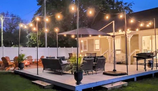 Coastal Quarters-Unit 2-5BR house-Sleeps 14, fire pit, fenced yard, dog friendly