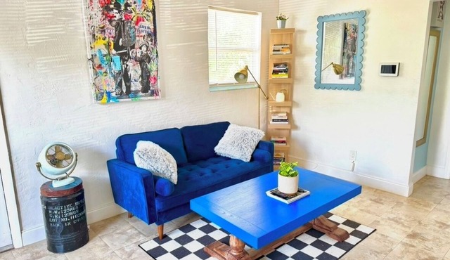 COCONUT GROVE HOUSE, 1 Block to CocoWalk, 1 Mile to Gables, 4 miles to Brickell