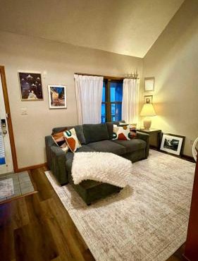 Comfortable 2BR-2BA Mountain Getaway Near Slopes