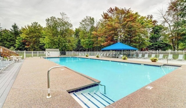 Comfortable condo with pools, tennis, gym, sauna, & game room