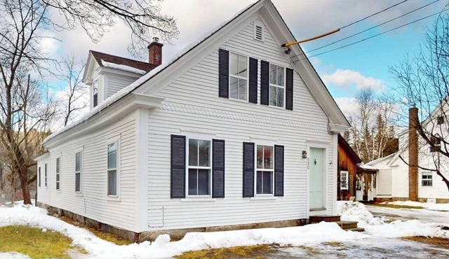 Comfortable in-town house, dog-friendly, river view, w/d, TV w/Roku, wifi,