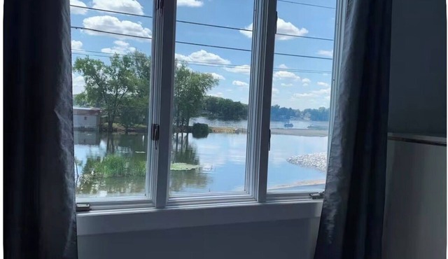 Comfortable Retreat with Portage Lakes View!