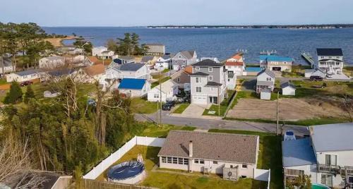 Comfy 3-Bedroom Near The Beach With A Pool & Grill