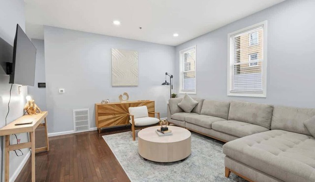 Comfy 3BR MetLife Home| Parking |NYC & PATH Nearby