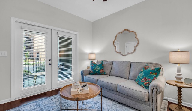Completely Updated Condo, Walk to Davis Wade Stadium and The Cotton District!