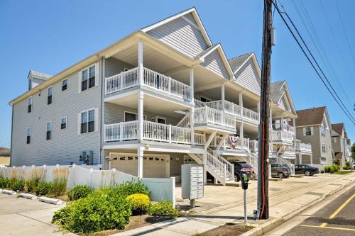 Condo w/Deck: Walk to Beach & Convention Center!
