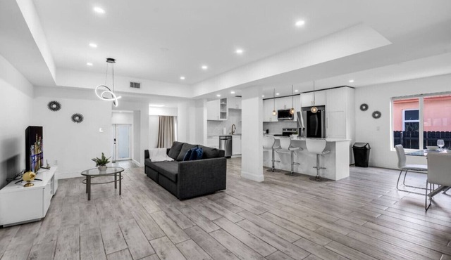 Contemporary Family Oasis Pool & Comfort