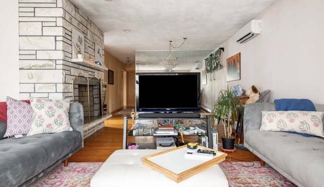 Convenience at Conant! Home Away From Home For 5-8 guests!