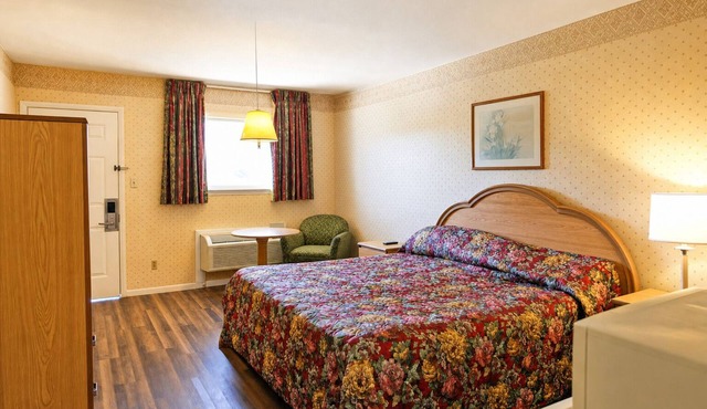 Convenient Highway Stay | Near I-64, Free Parking, Close to Attractions