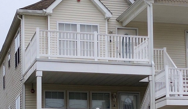 Convention Ctr., Beach, Boardwalk only 1.5 blocks away. Weekly rentals only.