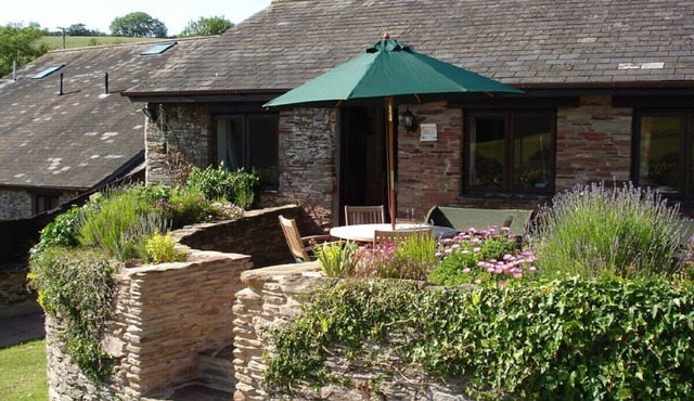 Converted barn. Shared pool, tennis, snooker, games, golf, grounds. South Devon in Chillington
