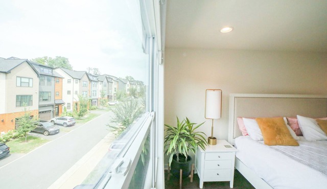 Cool 4-bedroom townhome walkable to restaurants