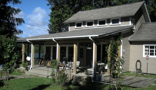 Cosy Pet Friendly Village Home. Sidewalk access to pubs/shops. 5 min to Slopes