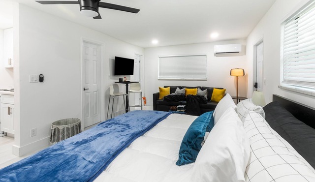 Cottage Minutes from Downtown and Wilton Manors