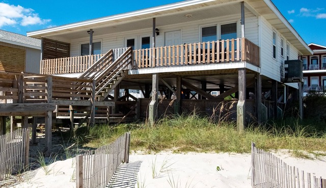 Cottage on the beach, pet friendly!