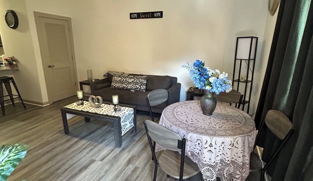 Cozy 1-bedroom apartment in enchanting Richmond with WiFi, fitness room, pool