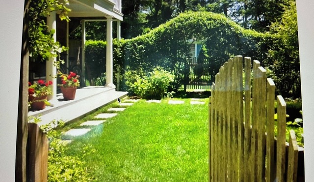 Cozy 1 bedroom with fenced in yard, porch, close to the bay beach & bike trail.