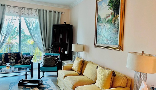Cozy 2-bedroom apartment in delightful Lantana with WiFi, fitness room