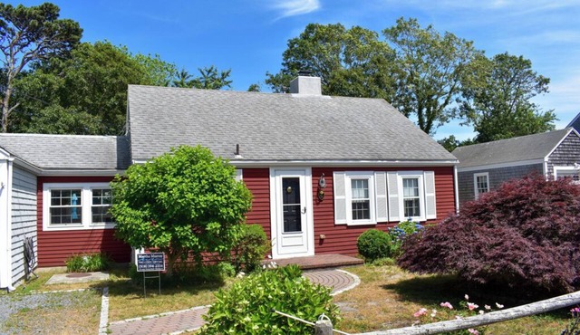 Cozy 2-Bedroom Cottage – Walk to Pleasant Road Beach!