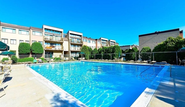 Cozy 2 bedroom Ocean City condo with pool and tennis courts