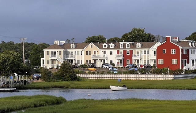 Cozy 2 BR Condo Overlooking the Herring River West Harwich