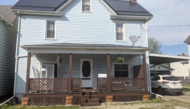 Cozy 3-bedroom house in peaceful Latrobe with AC, private equipped fenced yard