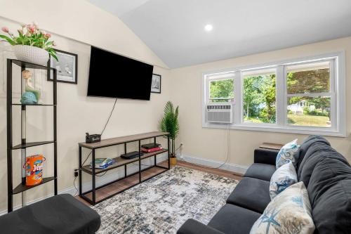 Cozy 3BR Retreat with Fire Pit, Outdoor Shower & Family-Friendly Stay