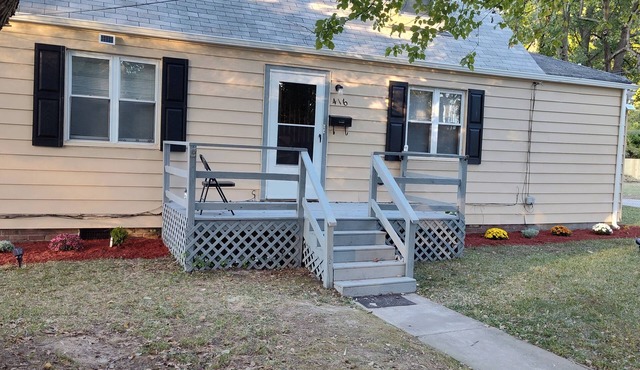 Cozy 5-bdrm hm, Loaded Kitchen, w/Patio Deck & Grill, WiFi in pleasant Norfolk